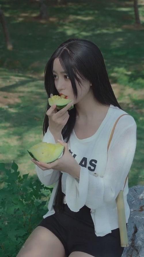 美女在吃瓜,美女品味独特美食瞬间