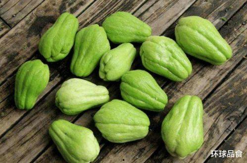 给鸡吃瓜图片,共享田园美味时光