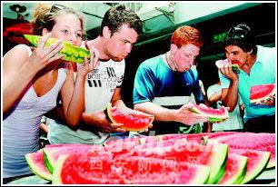 外国人街头吃瓜,外国人品尝中国街头小吃记