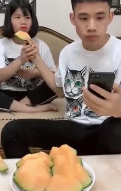 吃瓜姐姐跟弟弟,吃瓜姐姐与弟弟的欢乐日常